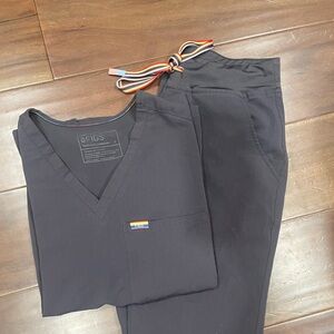 FIGS Limited Edition Charcoal Pride Set size small